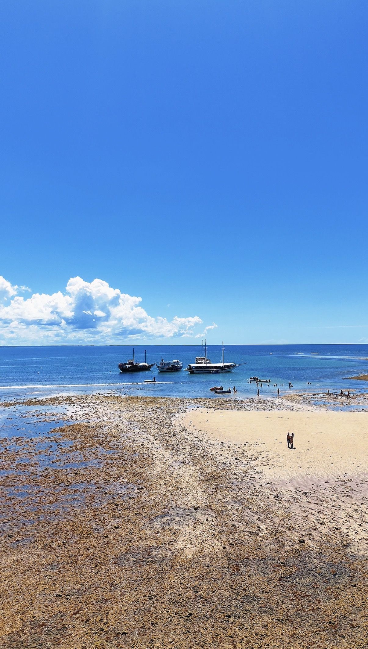 Banco de areia, recifes e barcos em Recife de Fora