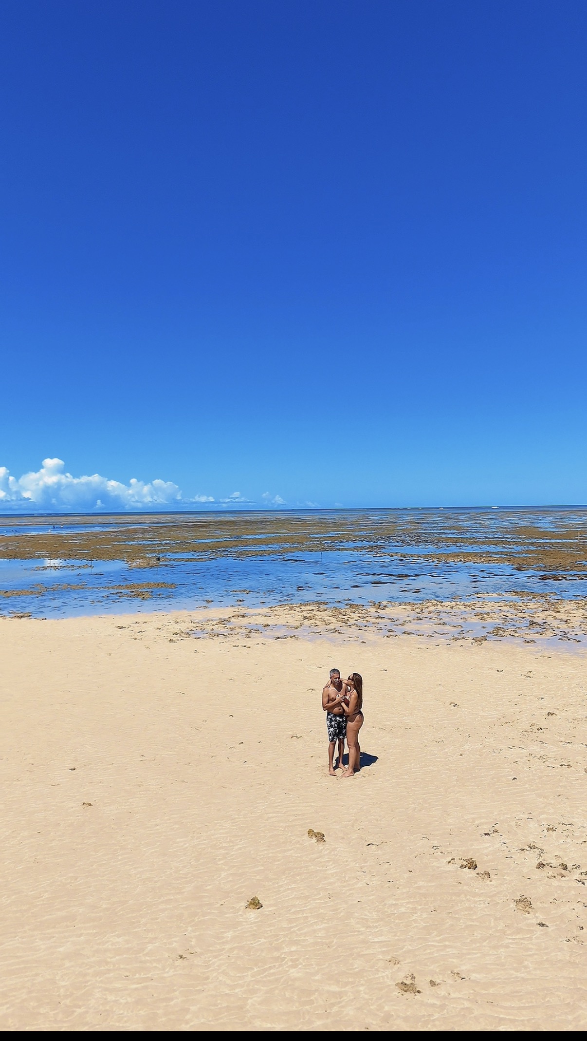 Casal aproveitando o banco de areia no Recife de Fora
