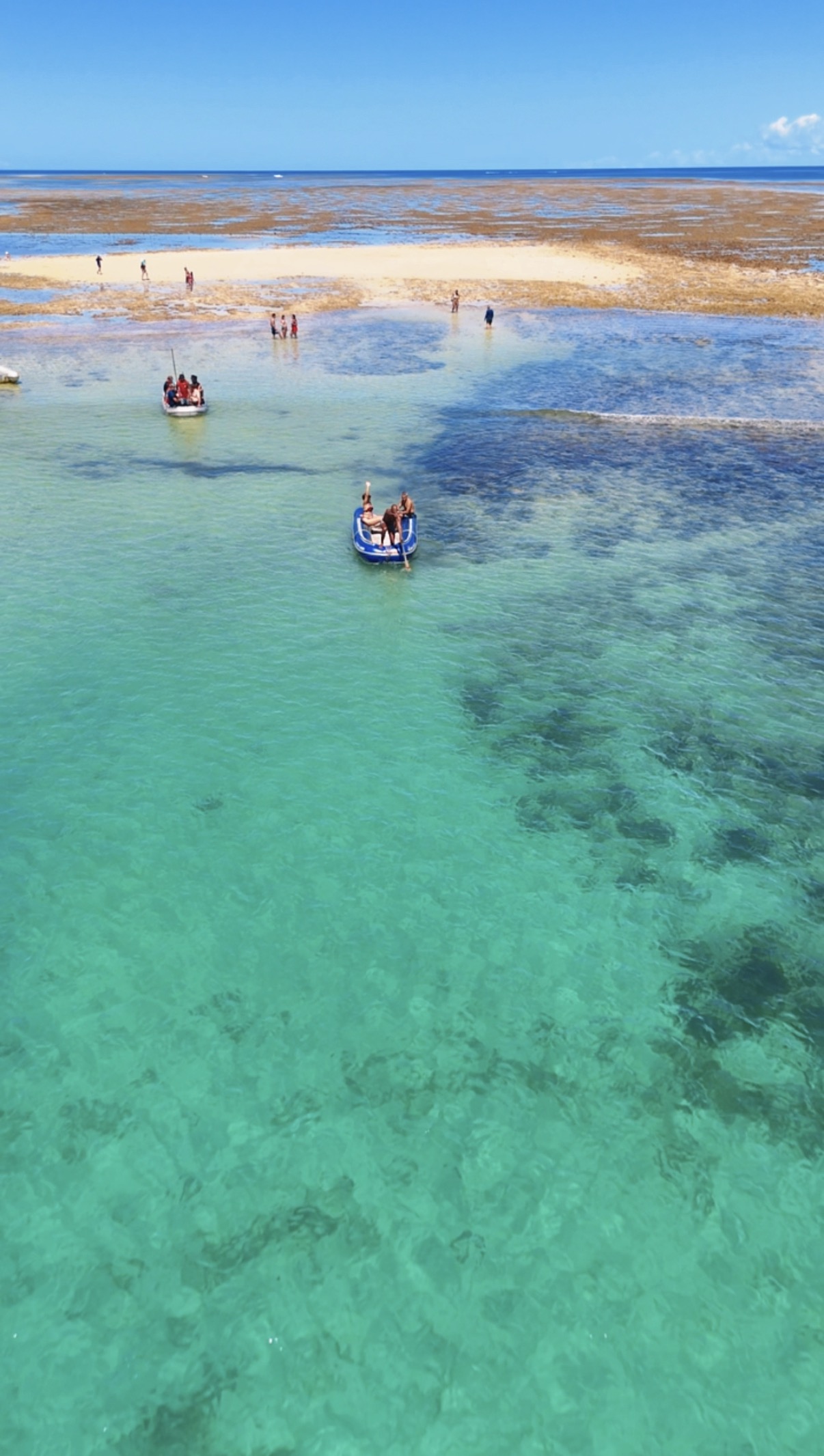 Piscinas rasas e visitantes vistos de cima no Recife de Fora