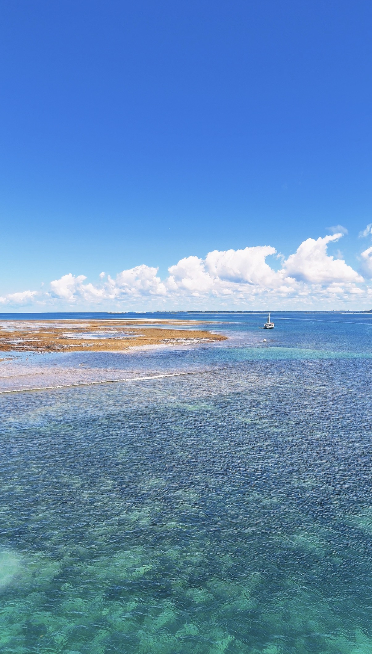 Vista panorâmica dos recifes e águas azuis de Recife de Fora