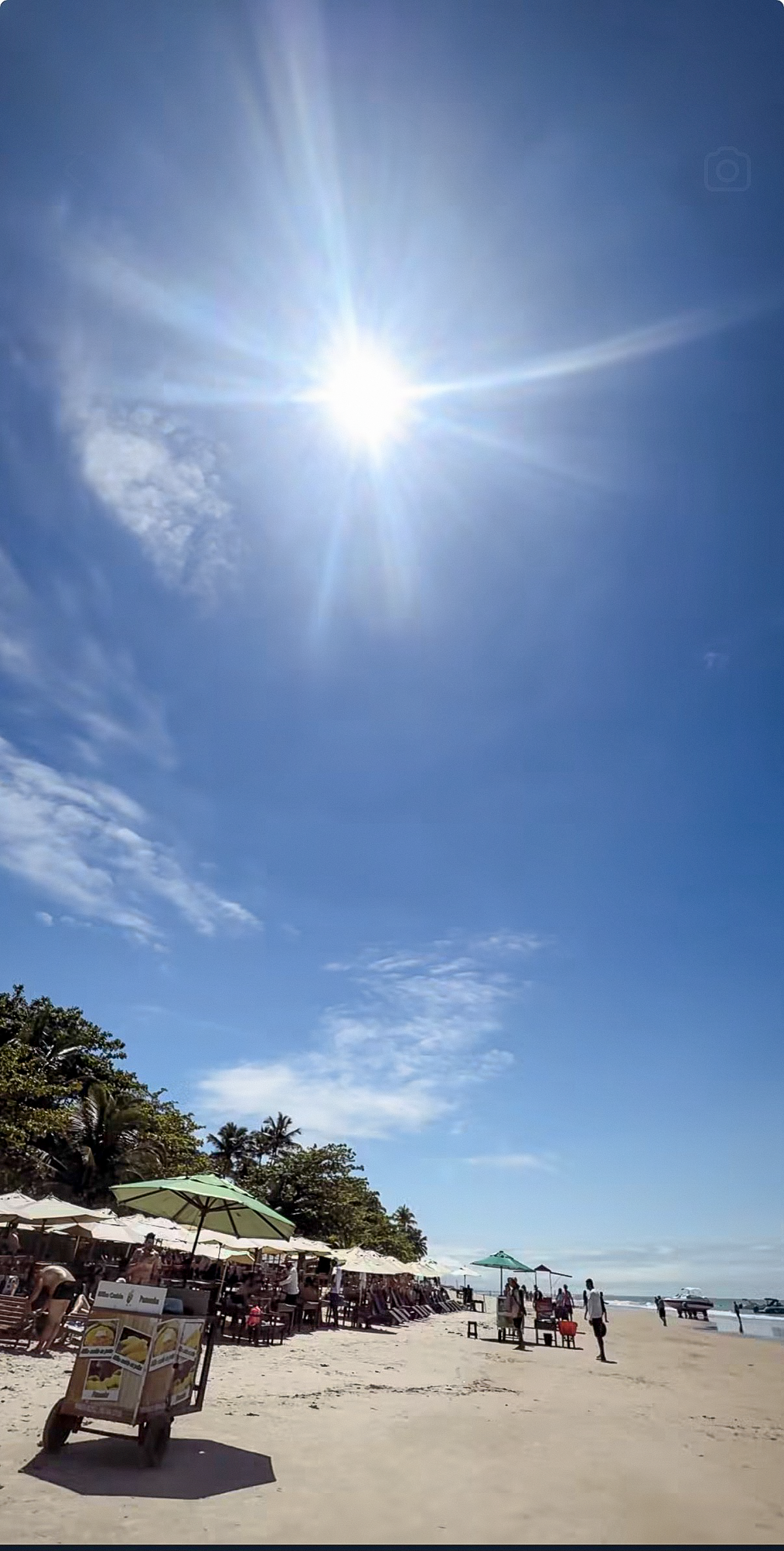 Faixa de areia e barracas à beira-mar em Trancoso