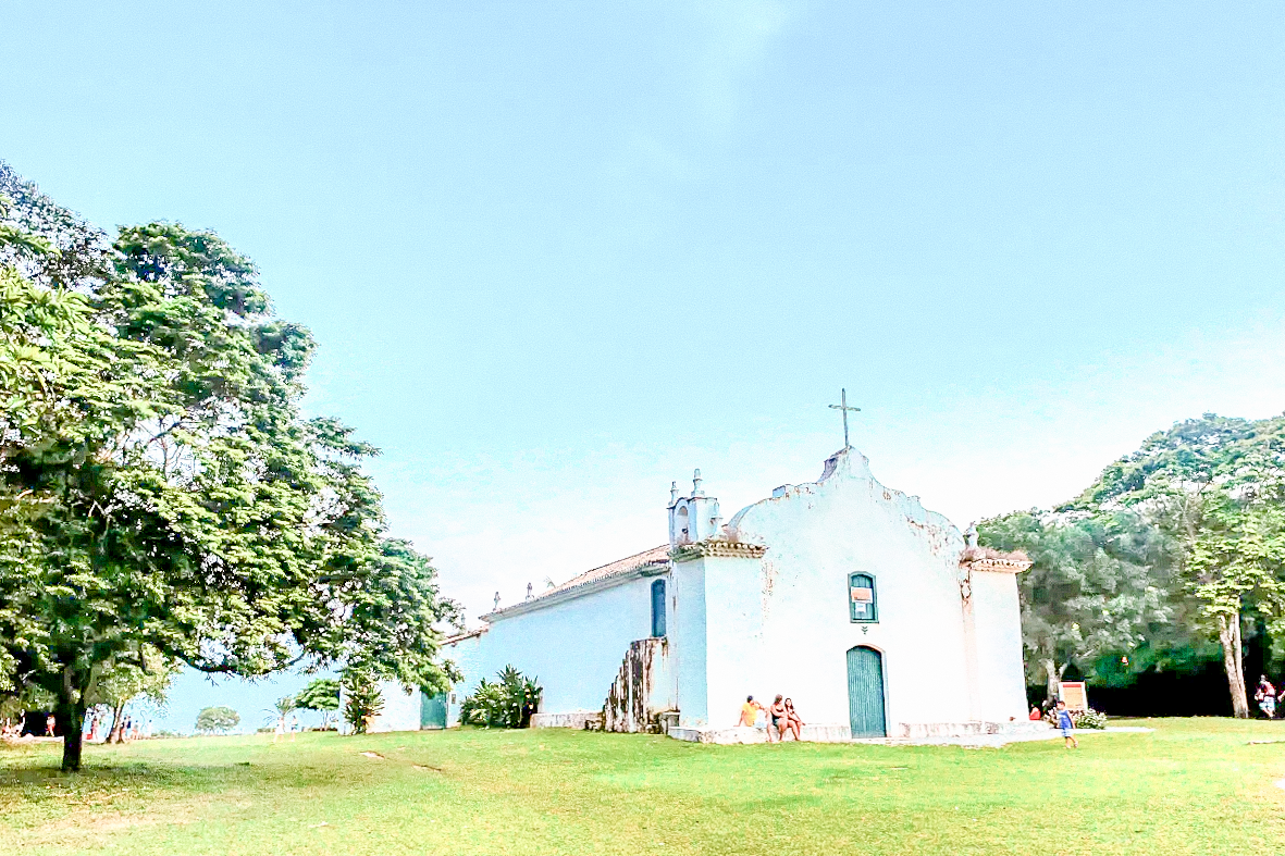 Igreja histórica e gramado do Quadrado de Trancoso