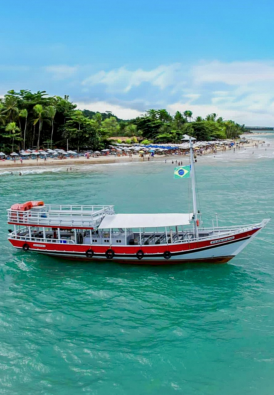 Escuna Flor de Lis navegando pelo litoral de Trancoso